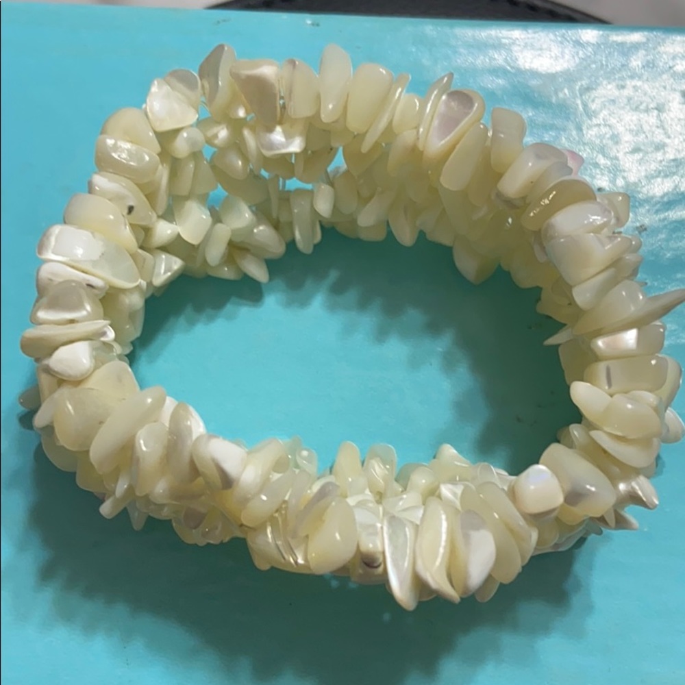 Shell Stretch Bracelet - Picture 4 of 5